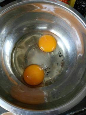 准备好鸡蛋，加一点点盐，充分打散。