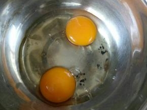 准备好鸡蛋，加一点点盐，充分打散。