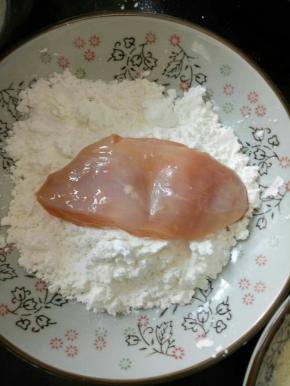 接着放入淀粉中沾一层淀粉。