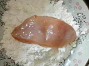 接着放入淀粉中沾一层淀粉。