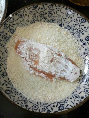 之后裹上面包糠。(一定要将两片鸡肉粘合好，可以在两片鸡肉边缘摸些淀粉，防止芝士露出来。)