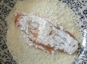 之后裹上面包糠。(一定要将两片鸡肉粘合好，可以在两片鸡肉边缘摸些淀粉，防止芝士露出来。)