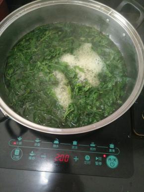放入开水中焯一分钟。