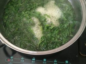 放入开水中焯一分钟。