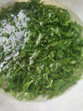 捞出过冷水。然后再重新放到锅里煮到艾叶茎可以轻松捻碎，捞出。