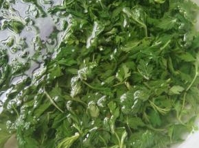 捞出过冷水。然后再重新放到锅里煮到艾叶茎可以轻松捻碎，捞出。