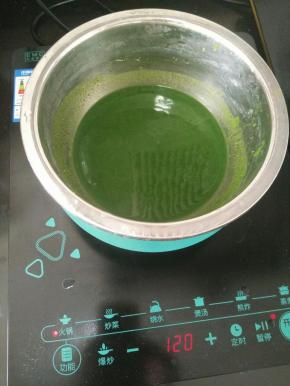 然后放到料理机里，加入适量水打成汁。