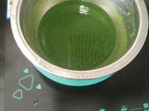 然后放到料理机里，加入适量水打成汁。