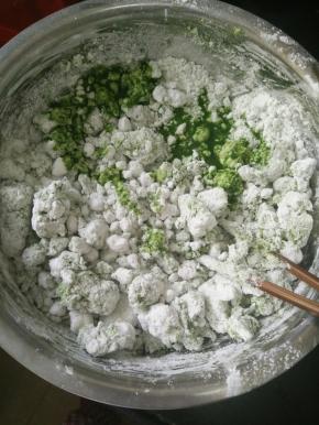 糯米粉加入淀粉和白糖，搅拌均匀后慢慢加入艾叶汁。(艾叶汁提前加热)