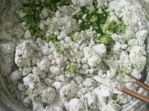 糯米粉加入淀粉和白糖，搅拌均匀后慢慢加入艾叶汁。(艾叶汁提前加热)