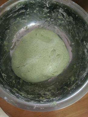 揉成光滑的面团。