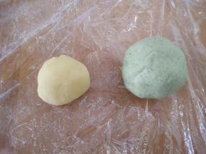 把面团分成30克左右一个，绿豆馅20克一个。