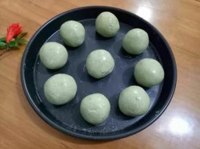 做好的青团抹一层薄油，防粘。