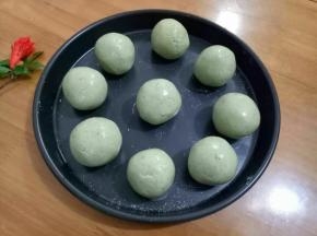 做好的青团抹一层薄油，防粘。