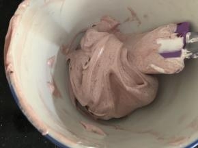 碗里的一半蛋清加入红曲粉翻拌均匀
注：是翻拌不是搅拌哟，搅拌会消泡导致失败的哟