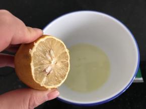 蛋清里加入几滴柠檬汁，可以去蛋腥味，也可维护蛋清打发后的稳定性