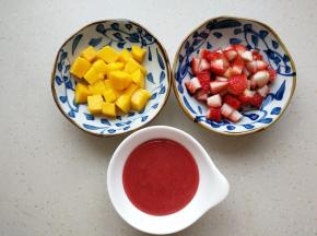 将芒果去皮后切丁，草莓洗净后去蒂切成丁，草莓酱提前放冰箱冷藏。