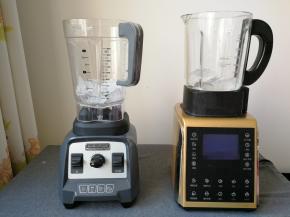 将冰块放入汉美驰破壁料理机中。