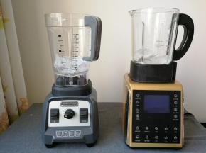 将冰块放入汉美驰破壁料理机中。