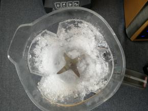 打开杯盖看看，冰块全部被打成大小均匀的小冰珠，没有融化的现象。