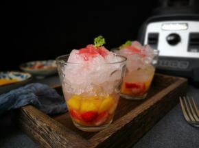 淋上酸酸甜甜的草莓酱即可开吃，口感区别于绵绵的冰沙，嚼起来脆脆的，甜甜蜜蜜，清凉冰霜真带劲！