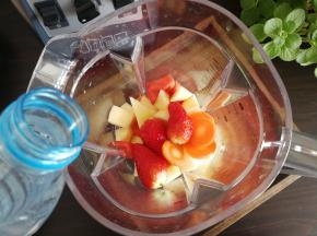 将所有食材放入汉美驰破壁料理机中，加入适量清水。水的用量可根据自己的喜好来定，喜欢稠一点水少一些，喜欢稀一点水就要多放一点