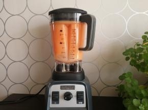 一瞬间就能将果蔬汁打得非常细腻，杯壁上没有残留的果渣