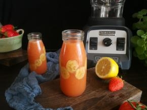 喜欢甜度高一点的可以加少许蜂蜜调味，将打好的果蔬汁装入杯中美美的享用吧。