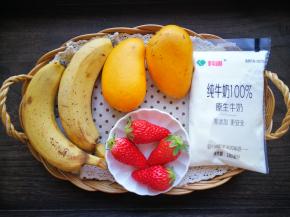 将所有主食材准备齐全。芒果挑选熟透的，黄澄澄的那种，味道要更加浓郁。香蕉也要熟透的那种，有芝麻点的口感更香甜。