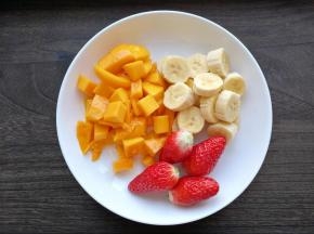 芒果去皮后切成小块，香蕉去皮切片，草莓洗干净后去蒂。