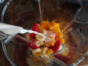 将所有食材放入汉美驰破壁料理机中，加入牛奶。也可以用酸奶来代替，味道会更加浓郁，自制的酸奶不加糖，更健康。