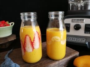 果蔬汁适合现做现吃，不要隔夜存放，放久了会氧化，不但颜色难看，营养物质也会流失。