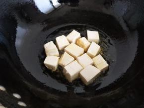 豆腐放油锅里煎