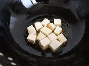豆腐放油锅里煎