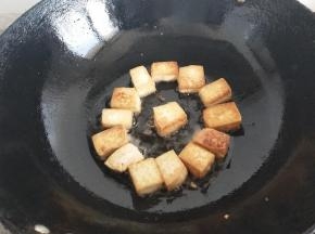 摆在周围