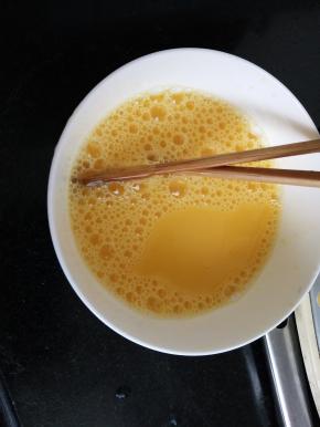 鸡蛋打散加水打均匀