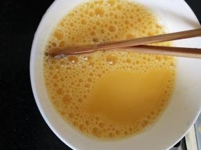鸡蛋打散加水打均匀