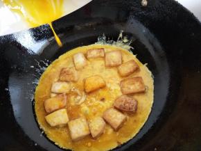 小火慢慢煎熟鸡蛋