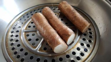 准备适量的铁棍山药，把山药的外皮洗干净上蒸锅蒸，山药黏液里含植物碱，接触皮肤会刺痒，蒸熟再去皮就可以解决这个问题啦。