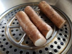 准备适量的铁棍山药，把山药的外皮洗干净上蒸锅蒸，山药黏液里含植物碱，接触皮肤会刺痒，蒸熟再去皮就可以解决这个问题啦。