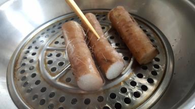 大概蒸了十多分钟后，用筷子试一下可以轻松的穿过山药就蒸好了。