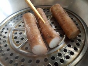 大概蒸了十多分钟后，用筷子试一下可以轻松的穿过山药就蒸好了。