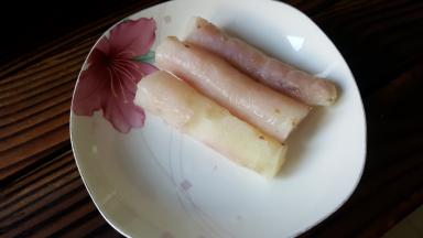 用小刀轻松的就可以把山药皮刮去。