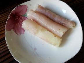 用小刀轻松的就可以把山药皮刮去。