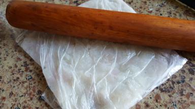 把去好皮的山药放在保鲜袋中，用擀面杖辅助压成山药泥。