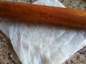 把去好皮的山药放在保鲜袋中，用擀面杖辅助压成山药泥。