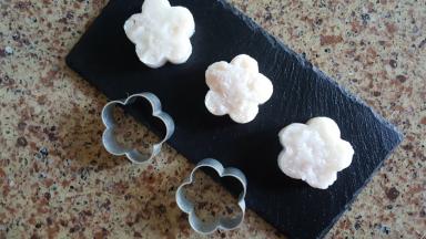 找两个花型的模具放在托盘上，再塞入压好的山药泥，定型后可以轻松脱模，没有模具将山药泥团成一个圆球也不错哦。