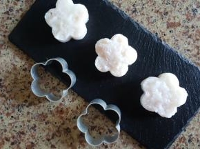 找两个花型的模具放在托盘上，再塞入压好的山药泥，定型后可以轻松脱模，没有模具将山药泥团成一个圆球也不错哦。