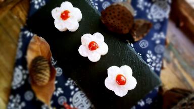 在山药泥的正中间挤上番茄蓝莓沙司，既可以作点缀也可以添滋味。