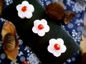 在山药泥的正中间挤上番茄蓝莓沙司，既可以作点缀也可以添滋味。